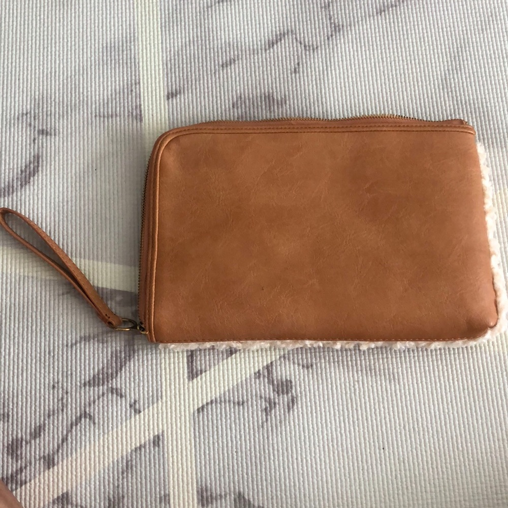 FURRY WINTER CLUTCH - Picture 3 of 4
